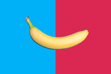 香蕉在二色的 bacground 分裂在中间