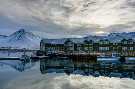 冬天场面在冰岛小镇 Siglufjordur 与水反射