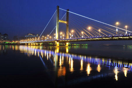 桥,桥梁 纽带 (舰船的)驾驶台,船桥 鼻梁照片