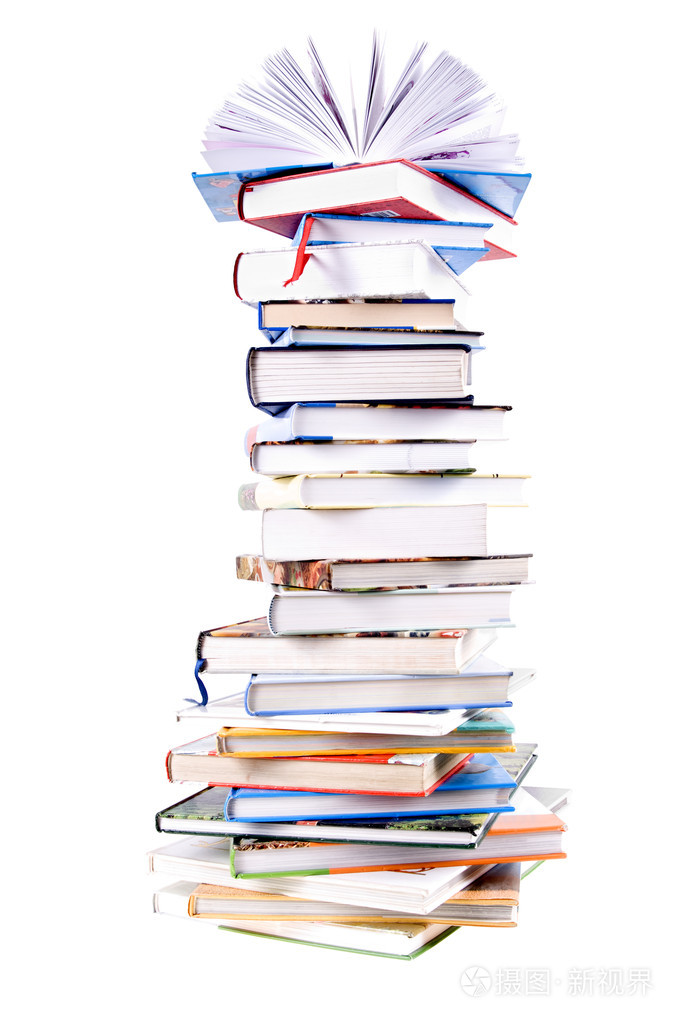 在白色背景上孤立的一堆五颜六色的书