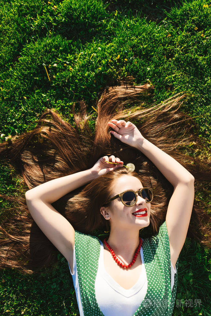 快乐的暑假微笑女人放松在公园, 太阳镜, 健康的牙齿