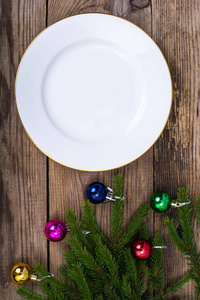 圣诞节晚餐的背景与质朴的餐桌装饰品。从上面查看