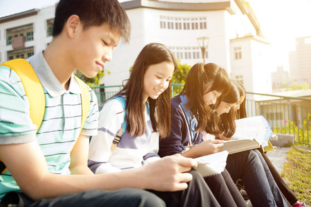 青少年学生坐在校园学习图片