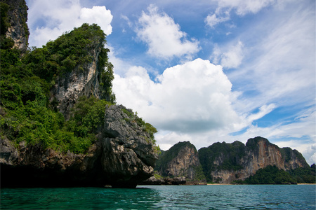 岩石中的海滩