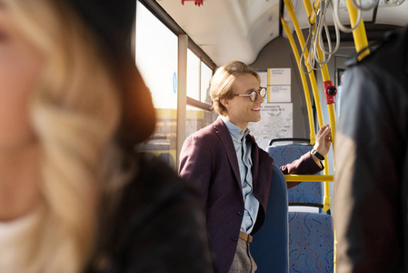 眼镜骑在城市公交车的人图片