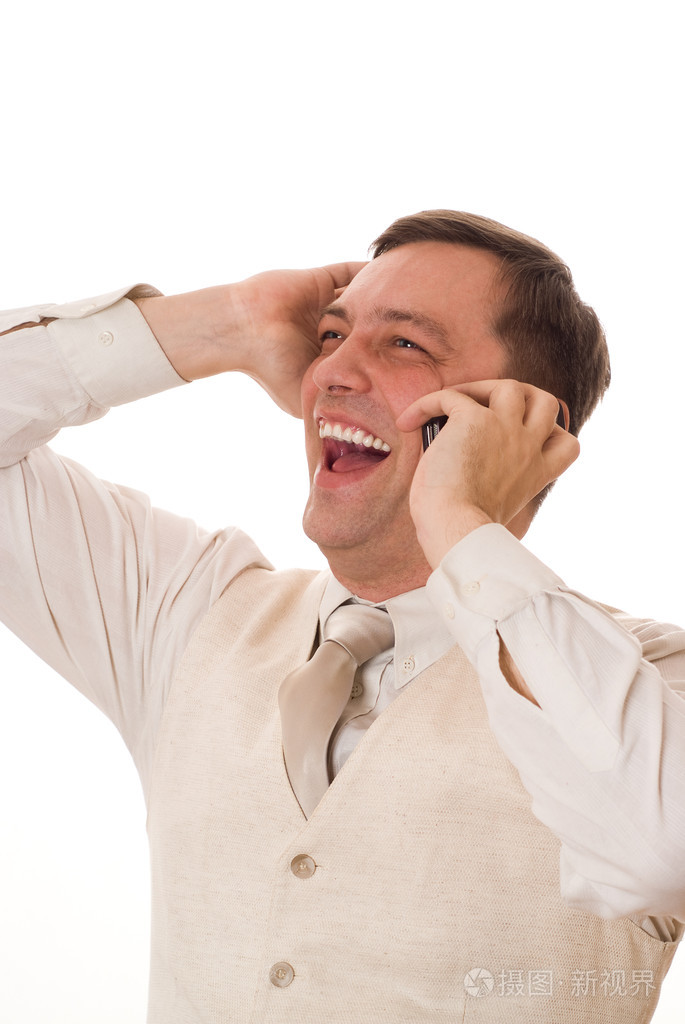 年轻人在打电话