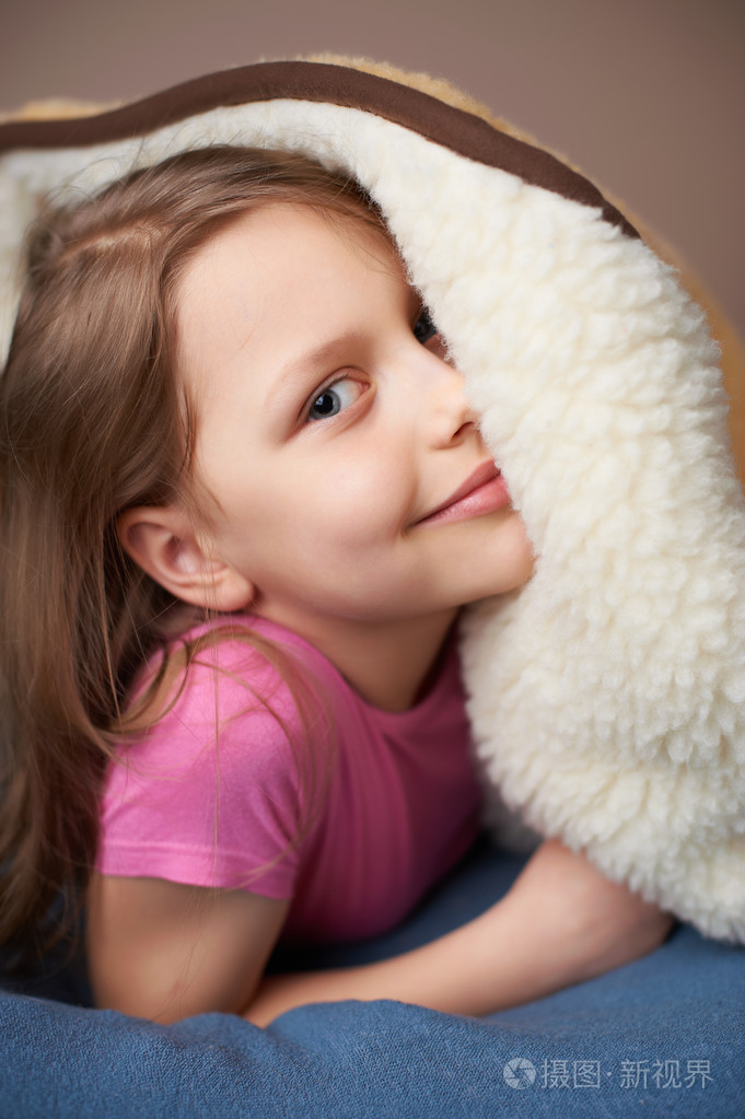 一个躺在床上的小女孩的画像
