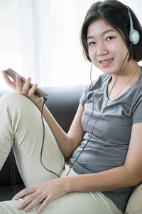 年轻女子从手机听音乐