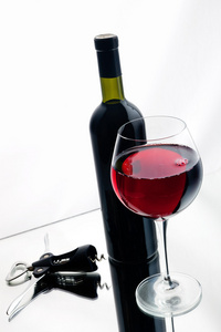 玻璃杯和一瓶红酒。