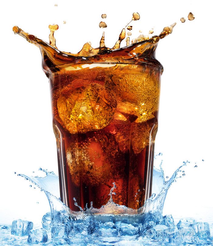 有可乐和冰的杯子