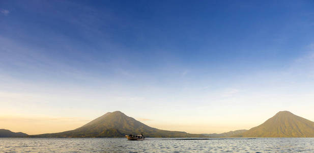 湖湖日出全景