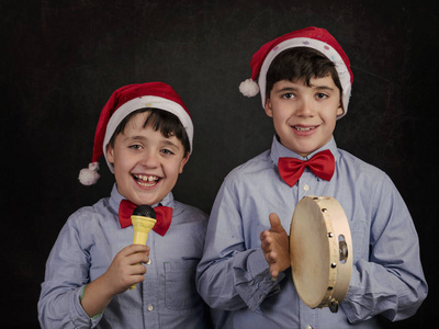 圣诞节唱圣诞颂歌的孩子们图片