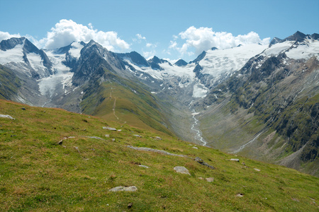 山，山岳 mountain的名词复数  山脉 群山