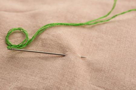 针, 特写缝纫线缝纫线图案缝纫线和剪刀多色缝纫线通过五个缝衣针的眼