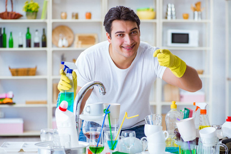 享受在家里洗碗干家务的男人图片