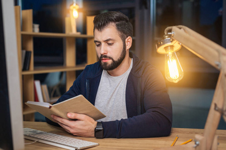 布鲁内特的仔细阅读本有趣的书照片