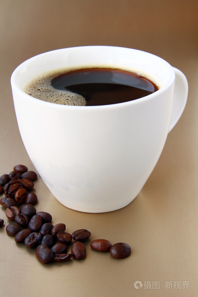 一杯黑咖啡和咖啡豆