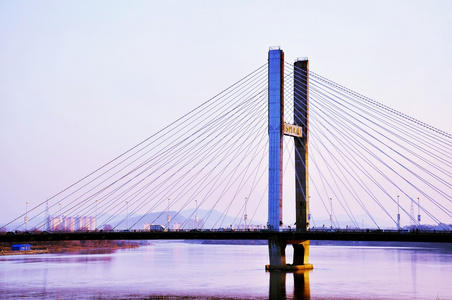 桥,桥梁 纽带 (舰船的)驾驶台,船桥 鼻梁照片