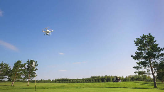 高尔夫球车 Quadrocopter 飞行