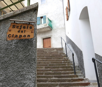 标志 f 老石楼梯在意大利语言意味台阶