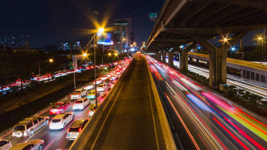 城市道路交通灯夜景图片