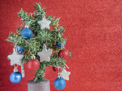 银星红蓝圣诞球挂在圣诞树上