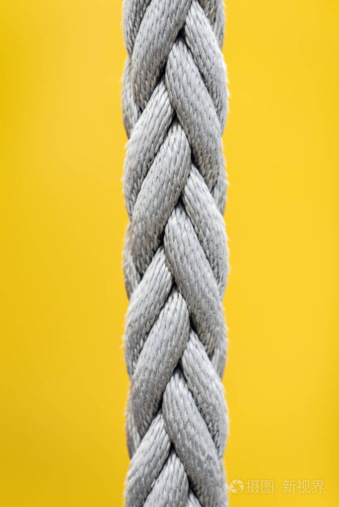 在黄色背景上的绳子