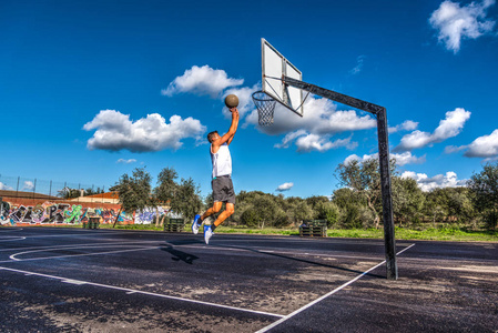篮球运动员跳篮图片