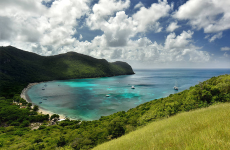 鸟瞰热带岛屿, 岛上有长滩, 蓝海, 蓝天, 山上的树木和度假村