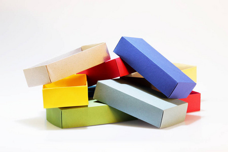 少量彩色纸板盒, 用于包装弓领带和其他白色背景礼品。手工制作
