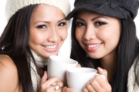 亚洲妇女喝咖啡