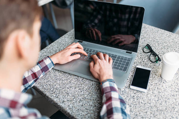 一个男人坐在咖啡馆里, 在笔记本电脑上工作, 找工作, 学生写作业, 穿