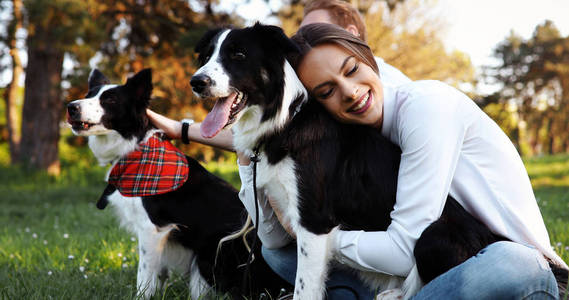 对新人享受着他们的时间与宠物照片