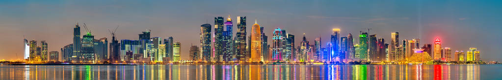 多哈日落地平线。卡塔尔首都