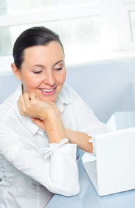 微笑的年轻商务女性笔记本电脑
