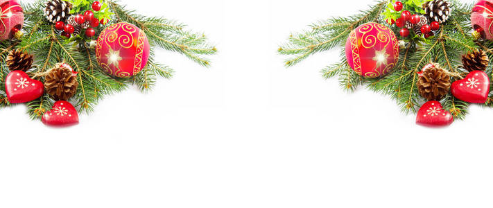 圣诞球和冷杉装饰在孤立的枝条