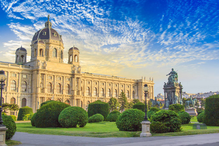 艺术历史博物馆的美丽的看法和皇后玛丽亚的古铜色纪念碑在维也纳, 奥地利
