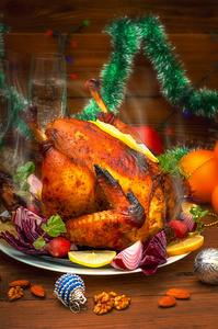 圣诞大餐烤鸡肉冬天假日桌服务。木制背景。特写.顶部视图