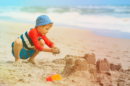 小男孩在沙滩上玩沙子