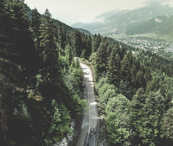 在山路经历森林景观鸟瞰图图片