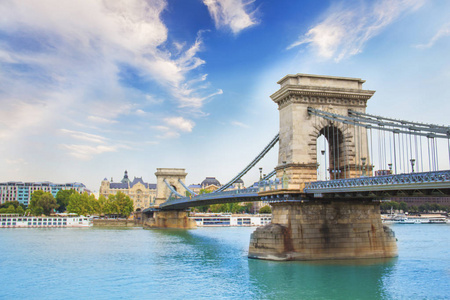美丽的景色的匈牙利首都布达佩斯，多瑙河上的链桥