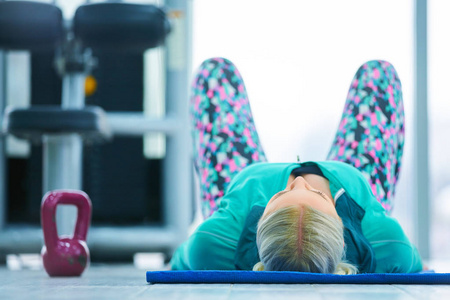 有吸引力的适合妇女在健身健身房锻炼腹肌, 使 ab 间隔时间