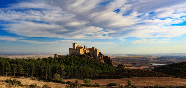 风景与中世纪城堡 Loarre, 西班牙