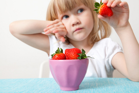 带着一碗草莓的小女孩