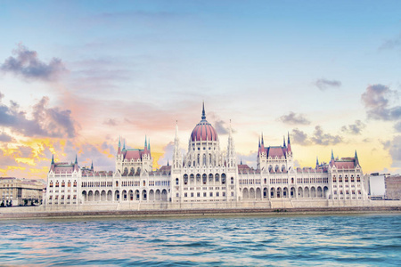 匈牙利议会在匈牙利首都布达佩斯的多瑙河滨水的美丽景色