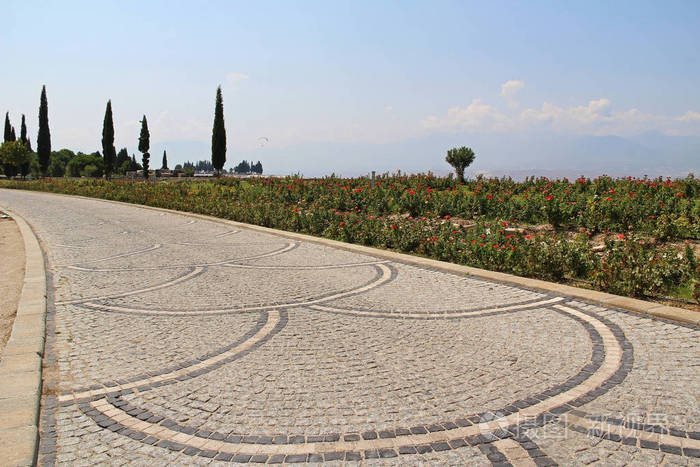 巨石路沿白色石灰华梯田在赫拉波利斯。棉花, 土耳其