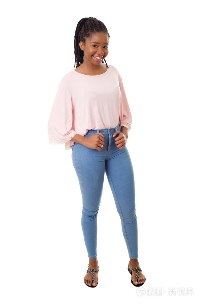 快乐的非洲女孩全长孤立在白色背景上