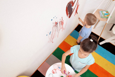 家中的小朋友在墙上画画
