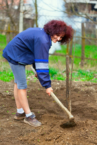 红发女郎在花园里挖