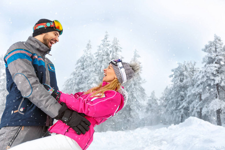 男人和女人在山上玩雪的自然乐趣